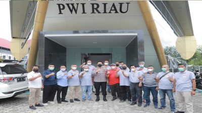 Kapolda Irjen Pol Mohammad Iqbal Sambangi Kegitan Donor Darah PWI Riau
