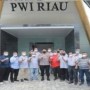 Teks foto : Kapolda Kapolda Irjen Pol Mohammad Iqbal,S.I.K M.H foto bersama di Sekretariat PWI Riau (Istimewa).