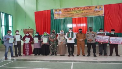 Bupati Pelalawan Menyerahkan Sertipikat Tanah Secara Simbolis Kepada Warga