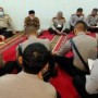 Teks foto : Personel Polri yang melaksanakan Bimbingan Rohani dan Mental (Binrohtal) di Mushola Mako Polres Rohul (Istimewa).