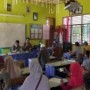 Teks foto : Kapolsek Tabir Ulu Iptu Ramadhan Agustiyansah, SH sosialisasi vaksinasi terhadap murid sekolah Dasar Negeri 37/VI Pulau Aro (foto/Rido).
