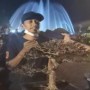Teks foto : Maksum, pengusaha Bonsai di depan Bonsai Anting Putri seharga Rp15 juta saat diwawancarai jurnalis KR, Sabtu (22/01/2022) malam.