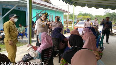 Kapolres Bengkalis Tinjau Pelaksanaan Vaksinasi Massal Anak dan Lansia di Desa Bantan Tua