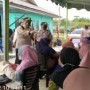 Teks foto : Kapolres Bengkalis AKBP Indra Wijatmiko, S.I.K didampingi Kades Dian Saputra menyapa ibu-ibu lagi menunggu antrian panggil untuk di vaksinasi (foto/Indra).