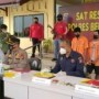 Teks foto : Kapolres Indra Wijatmiko, S.I.K didampingi Kasat Reskrim Polres Bengkalis AKP Meki Wahyudi SH, serta kasi Humas AKP Edwi Sunardi dan Kanit 1 Pidum, gelar press release kedua TP pembunuhan dan Sodomi (foto/Indra).