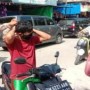 Teks foto : Kasat Binmas Polresta Pekanbaru Kompol Ferizal memakaikan masker kepada pengendaraan motor (Istimewa).