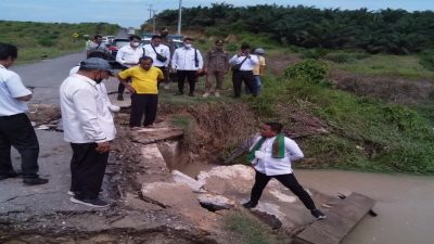 Aktifitas Masyarakat Tidak Terganggu, H. Zukri : Agar Dinas PU Kabupaten Pelalawan, Gerak Cepat Memperbaiki Jembatan di Kecamatan Ukui