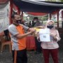 Teks foto : Kasi Humas AKP Edih sendang memberikan sertifikat vaksin (Istimewa).