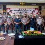 Teks foto : Sesi foto bersama jajaran Polri bersama Satpam di aula Polres Lama (Istimewa).