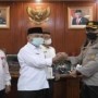 Teks foto : H Mashuri sedang memberikan cindera mata kepada AKBP Irwan Andy Purnamawan (Istimewa).