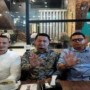 Teks foto : Wartawan Rudi Yanto (Kiri), Anggota DPR RI Dapil Riau Dr Syahrul Aidi Maazat Lc, MA (Tengah) dan Aktivis Larshen Yunus (Kanan)