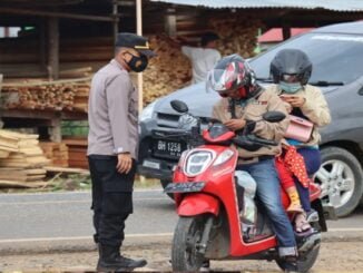 Teks foto : Personil Polres Merangin cek Warga yang menggunakan sepeda motor pakai Aplikasi Peduli Lindungi (Istimewa).