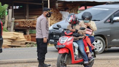 Polres Merangin Cek Warga Belum Vaksin, Gunakan Aplikasi di Pintu Masuk Kota Bengko,