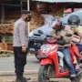 Teks foto : Personil Polres Merangin cek Warga yang menggunakan sepeda motor pakai Aplikasi Peduli Lindungi (Istimewa).