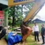 Teks foto : Amir Aripin Harahap berkunjung kantor Gakkum DLHK Riau, melihat langsung Alat berat Excavator dan barang bukti lainnya dari hasil tangkapan tim gabungan (Istimewa).