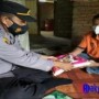 Taks foto : Kapolsek Tabir Selatan AKP Toni Hidayat.SE sedang berikan sembako dari Dermawan kepada Mbah Warto (Istimewa).