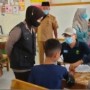 Teks foto : Srikandi squad 01 sedang sosialisasi vaksinasi dan prokes