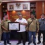 Teks foto : Perwakilan IWO memberikan piagam kepada Kejari Rohul, Senin (14/2/2022).