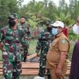 Teks foto : Letkol. Inf. Endik Yunia Hermanto Dandim 0303/Bengkalis tinjau proses pelaksanaan kegiatan rehabilitasi rumah hunian milik Safrizal (Istimewa).