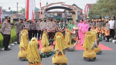 Seorang Danrem di Lepas Dengan Gegap Gempita di Markas Polda Riau