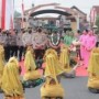 Teks foto : Kolonel Inf Parlindungan Hutagalung dan istri disambut langsung oleh Kapolda Riau, Irjen Pol Mohammad Iqbal, Ketua Bhayangkari Daerah (Istimewa).