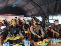 Teks foto : Ketua LAMR, Feryandi, Kapolres AKBP Dian Setyawan (tengah) dan Kajari Inhil di dalam tenda pelaksanaan Vaksinasi (Istimewa).
