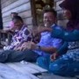 Teks foto : Bupati Rohil Afrizal Sintong lagi duduk santai mendengar keluhan para  ibu-ibu di Rohil (Istimewa)