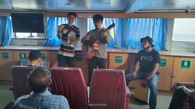 Adi, Pengamen di Ro-Ro Dengan Cover Lirik Lagu Memotivasi