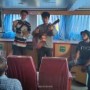 Teks foto : Adi sang pengamen (memukul Cajon) bersama dua rekannya Febri (main gitar) dan Panji asal Pekanbaru, Ahad (30/01/2022) kemarin.