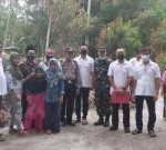 Teks foto : Relawan Peduli Sosial Bengkalis foto bersama dengan Nenak Nuraini, 61 tahun (Istimewa).