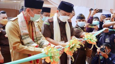 Peresmian Musholla Al-haq Kejari Rohil Diawali Dengan Pengguntingan Vita oleh Kajati Riau Barsama Bupati Rohil