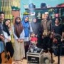 Teks foto : Lulu Hikmah Apriyani foto bersama atuk Kahar, nenek Farida, mama Mery, adik Dirga, ucunya juga penggesek biola dan drummer yang menjadi imam di salah satu masjid Gang Budiman, Kampung Tengah, Selasa (08/02/2022) malam.