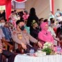 Teks foto : Kapolda Riau serta Ketua Bhayangkari Daerah Riau, Nyonya Nindya M Iqbal dan Bupati Rohil Afrizal Sintong (Istimewa).