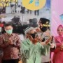 Teks foto : Daniel Turnip berdoa memdapat motor dari Kapolda Riau, Irjen Muhammad Iqbal didampingi Ketua Bhayangkari Daerah Riau, Nyonya Nindya M Iqbal bersama Afrizal Sintong serta Istri (istimewa).
