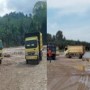 Teks foto : Terpantau Excavator lagi memuatkan Sertu ke Dump Truck di Kecamatan Bandur Picak - Rohul