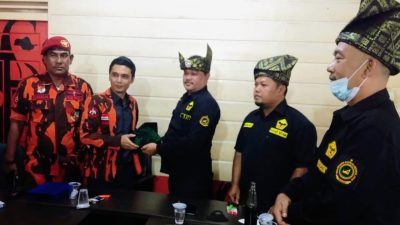 Panglime Sambang dan Pasukan Adat Marwah Gagak Hitam Bengkalis Silaturahmi ke Sekretariat MPC Pemuda Pancasila