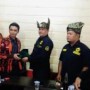 Teks foto : Iskandar Izhar Panglime Sambang Gagak Hitam beri cenderamata tanjak kepada Asep Setiawan Ketua MPC PP Bengkalis, (Istimewa).