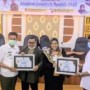 Teks foto : Direktur PJC Drs. Wahyudi El Pangabean, MH beserta istrinya Asmidar, SH terima cendramata dari Bupati Rohil Afrizal Sintong, S.IP didampingi Wabup H. Sulaiman, SS.,MH, dan Plt Kepala Diskominfotik Rohil Indra Gunawan, SE (Istimewa).