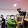 Teks foto : Kepala BNN RI, Dr. Petrus Reinhard Golose tropi kepada juara Smash on Drugs Table Tennis Invitation Championship of Men’s and Women’s Doubles 2022 (Biro Humas dan protokol BNN RI).