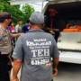 Teks foto : Kapolsek Bantan Zulmar, SH dan Masyarakat bersama-sama laku evakuasi korban (dok.Humas Polres Bengkalis).