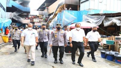Tinjau Pasar Minggu, Kapolri Pastikan Stok Minyak Curah untuk Warga Aman