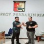 Teks Foto : Balon Ketua Perbakin, Aprianto (Kiri) dan Ketua Careteker Perbakin Kota Pekanbaru, Haris Kampay (Kanan). dok.KEND ZAI.