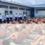 Teks foto : Kalapas Kelas IIA Bengkalis, Edi Mulyono A.Md.IP, S.Sos, SH,MH bersama Pejabat Struktural dan Staff melaksanakan Kegiatan Pembagian Masker, Vitamin dan Perlengkapan mandi Warga Bina Pemasyarakatan (dok.Humas Lapas).