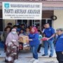 Teks foto : Bendahara Umum SPI, Arni Yoflin Menyerahkan Sembako Kepada Pengurus Panti Asuhan Amnah, Netti. (foto/dok.DPP SPI).