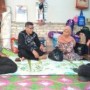 Teks foto : Wakil Ketua DPRD Kabupaten Bengkalis Sofyan, S.Pdi., M.Si bersama tim mendengar keluhan Buk Lina (foto/dok.Indra).