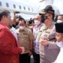 Teks foto ; Menko Perekonomian RI Dr. Ir. H. Airlangga Hartarto, M.B.A., M.M.T, bersama Menteri Perindustrian RI Agus Gumiwang Kartasasmita disambut langsung oleh Gubernur Riau Syamsuar, Kapolda Riau Irjen Muhammad Iqbal (foto/dok.Humas Polda Riau).