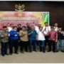 Teks foto : Istimewa peserta UKW bersama Wabup,ketua dprd dan seluruh penguji UKW (foto/dok.Soni Lahagu).