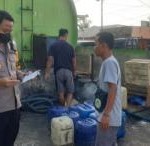 Teks foto : Kapolres AKBP Dewa Ngakan Nyoman Arinata, S.I.K,.M.H, sedang kawal distributor minyak goreng