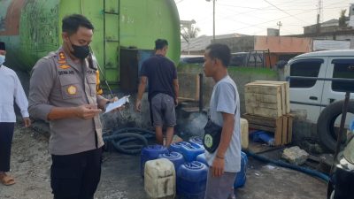 Kapolres Merangin Datangi dan Kawal Distributor Minyak Goreng, Masyarakat Silahkan Mengantri dan Terapkan Prokes