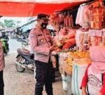 Teks foto : Kasat Binmas AKP Nursan Subagio bersama 2 personil lakukan pengecekan dan pengawasan distribusi Minyak Goreng (Migor) di setiap toko pasar bawah Bangko (foto/dok.Humas Polres Merangin).